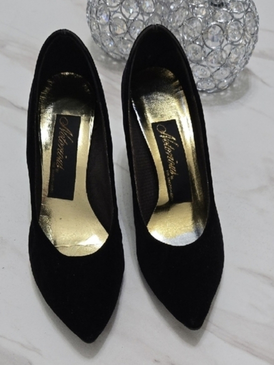 Notorious for Bakers-Leeds Shoes - Vintage Notorious heels for Bakers-Leeds . Women's Black Suede with Gold Insole